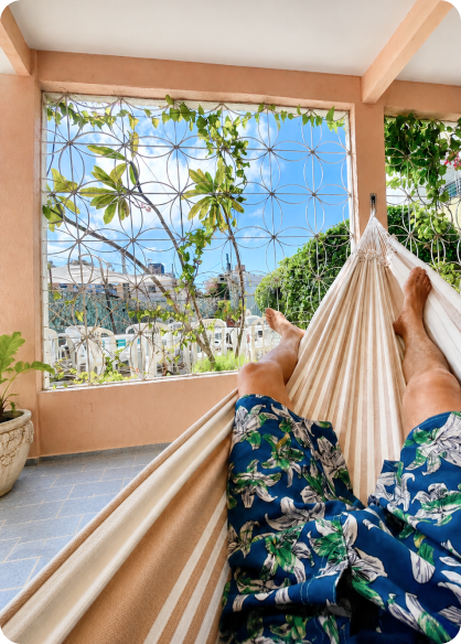 Momento de descanso na rede da varanda da Casa Praia Recife
