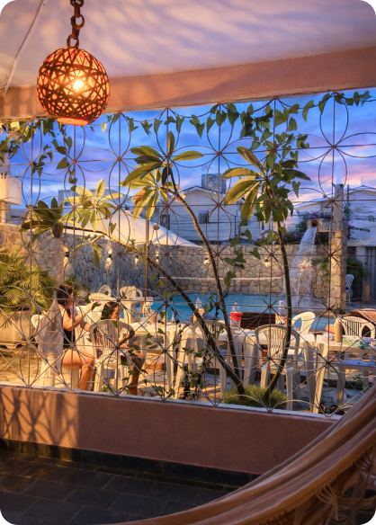 Área de convivência com vista para a piscina ao entardecer