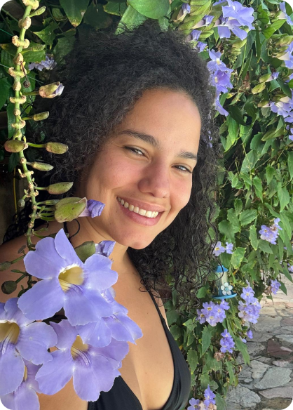 Hóspede entre flores no jardim da Casa Praia Recife