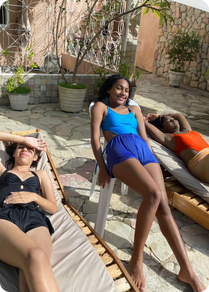 Grupo relaxando nas espreguiçadeiras da área externa