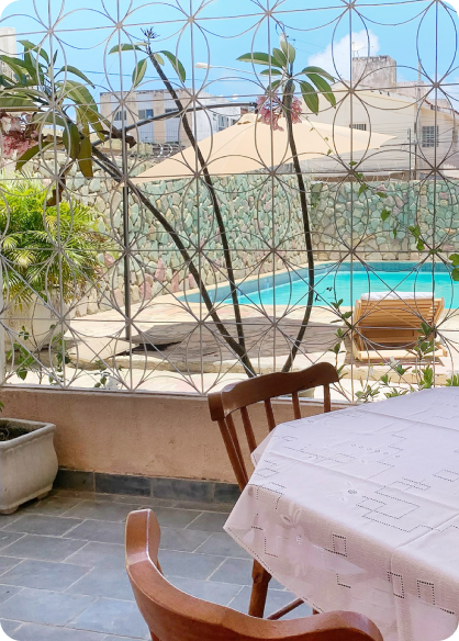 Vista da piscina a partir da área de refeições da Casa Praia Recife